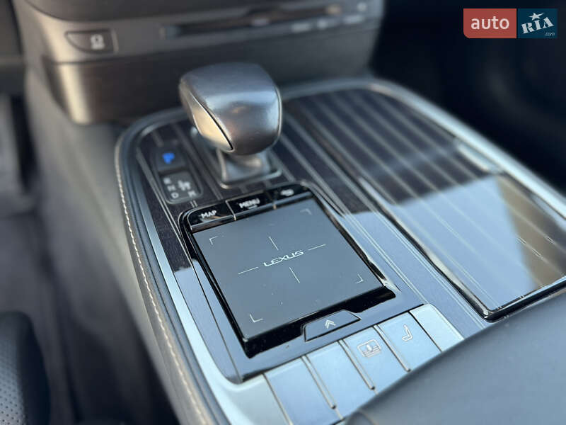 Седан Lexus LS 2018 в Стоянці