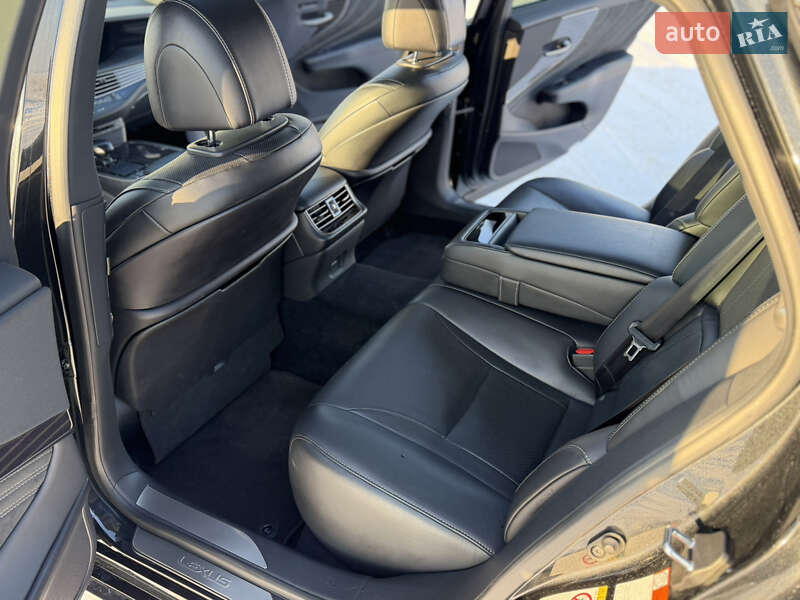 Седан Lexus LS 2018 в Стоянці