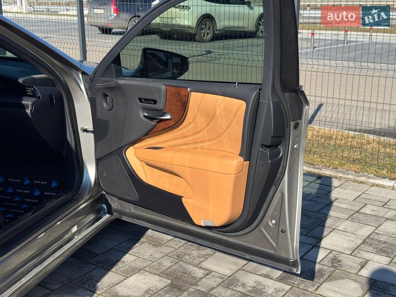 Седан Lexus LS 2022 в Ровно
