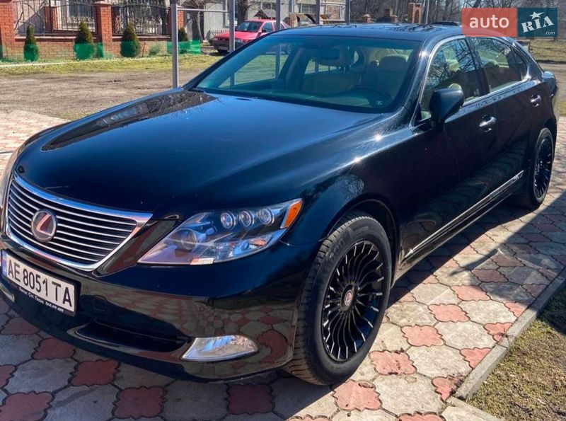 Седан Lexus LS 2008 в Апостоловому
