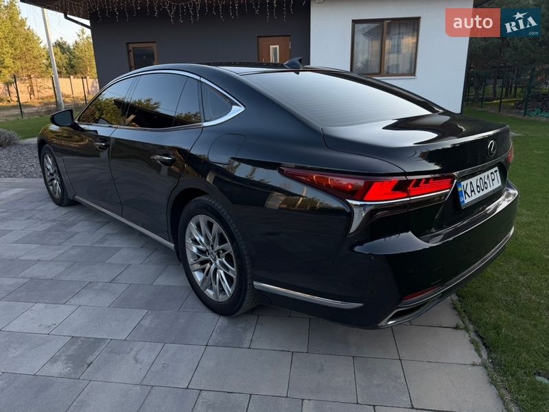 Седан Lexus LS 2018 в Стоянці
