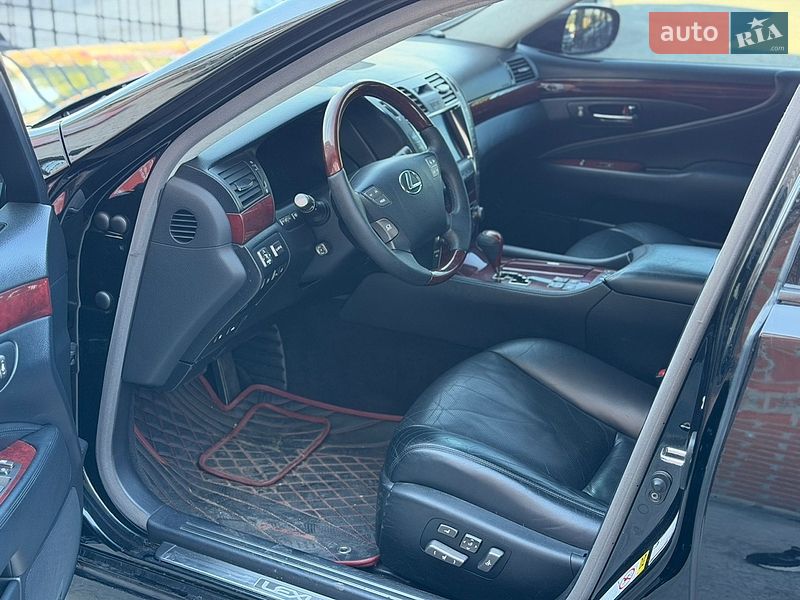 Седан Lexus LS 2007 в Кременчуці