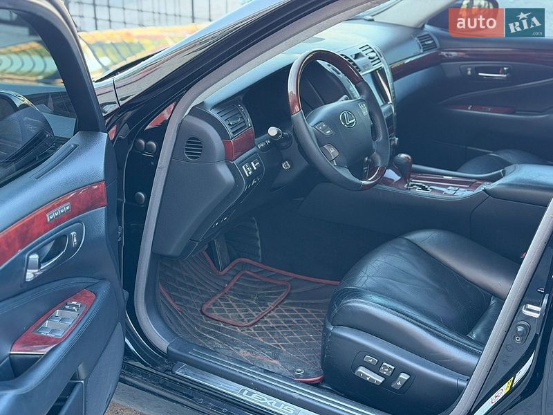 Седан Lexus LS 2007 в Кременчуці
