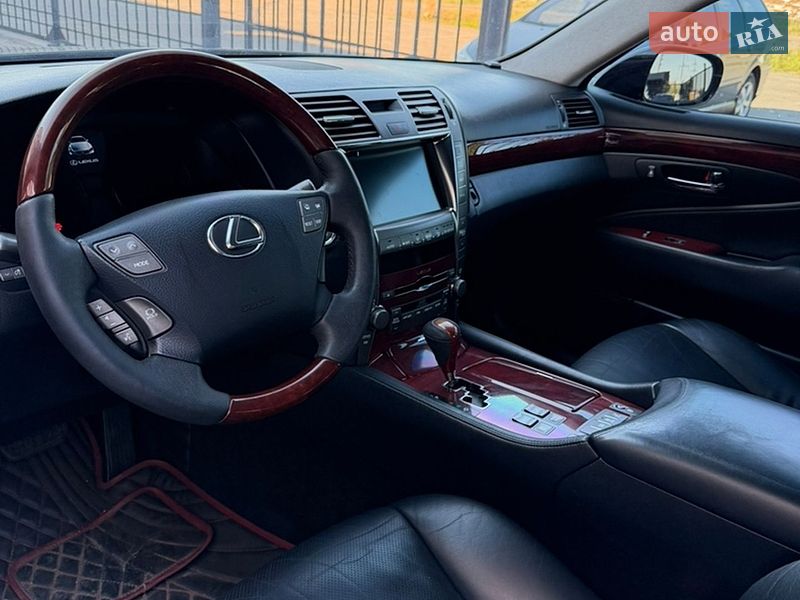 Седан Lexus LS 2007 в Кременчуці