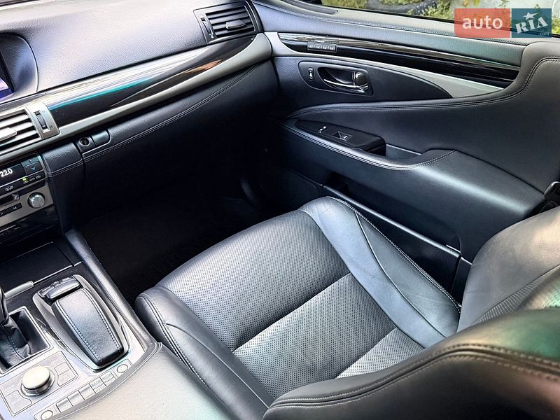 Седан Lexus LS 2012 в Тернополі
