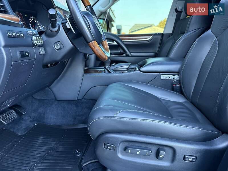 Позашляховик / Кросовер Lexus LX 2016 в Рівному