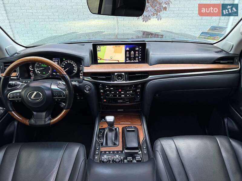 Позашляховик / Кросовер Lexus LX 2016 в Рівному