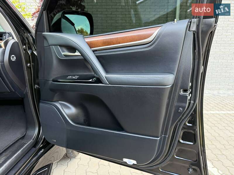Позашляховик / Кросовер Lexus LX 2016 в Рівному
