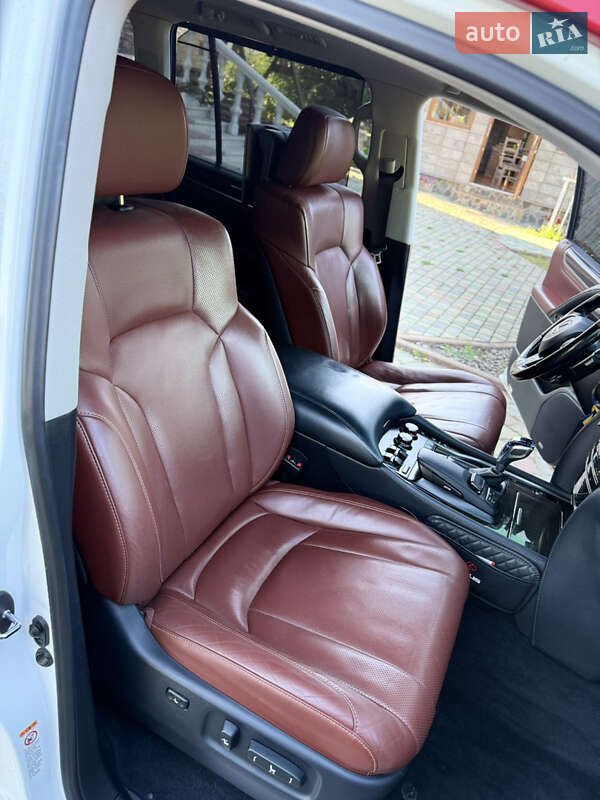 Позашляховик / Кросовер Lexus LX 2017 в Чернівцях