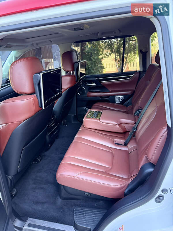 Позашляховик / Кросовер Lexus LX 2017 в Чернівцях