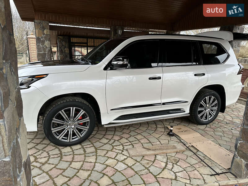 Позашляховик / Кросовер Lexus LX 2017 в Чернівцях
