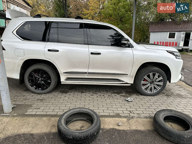 Позашляховик / Кросовер Lexus LX 2017 в Чернівцях