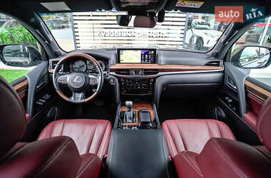 Внедорожник / Кроссовер Lexus LX 2017 в 