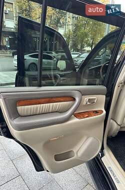 Внедорожник / Кроссовер Lexus LX 2004 в 