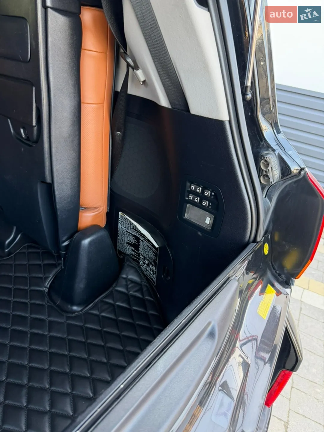 2011 Lexus LX - мініатюра 16