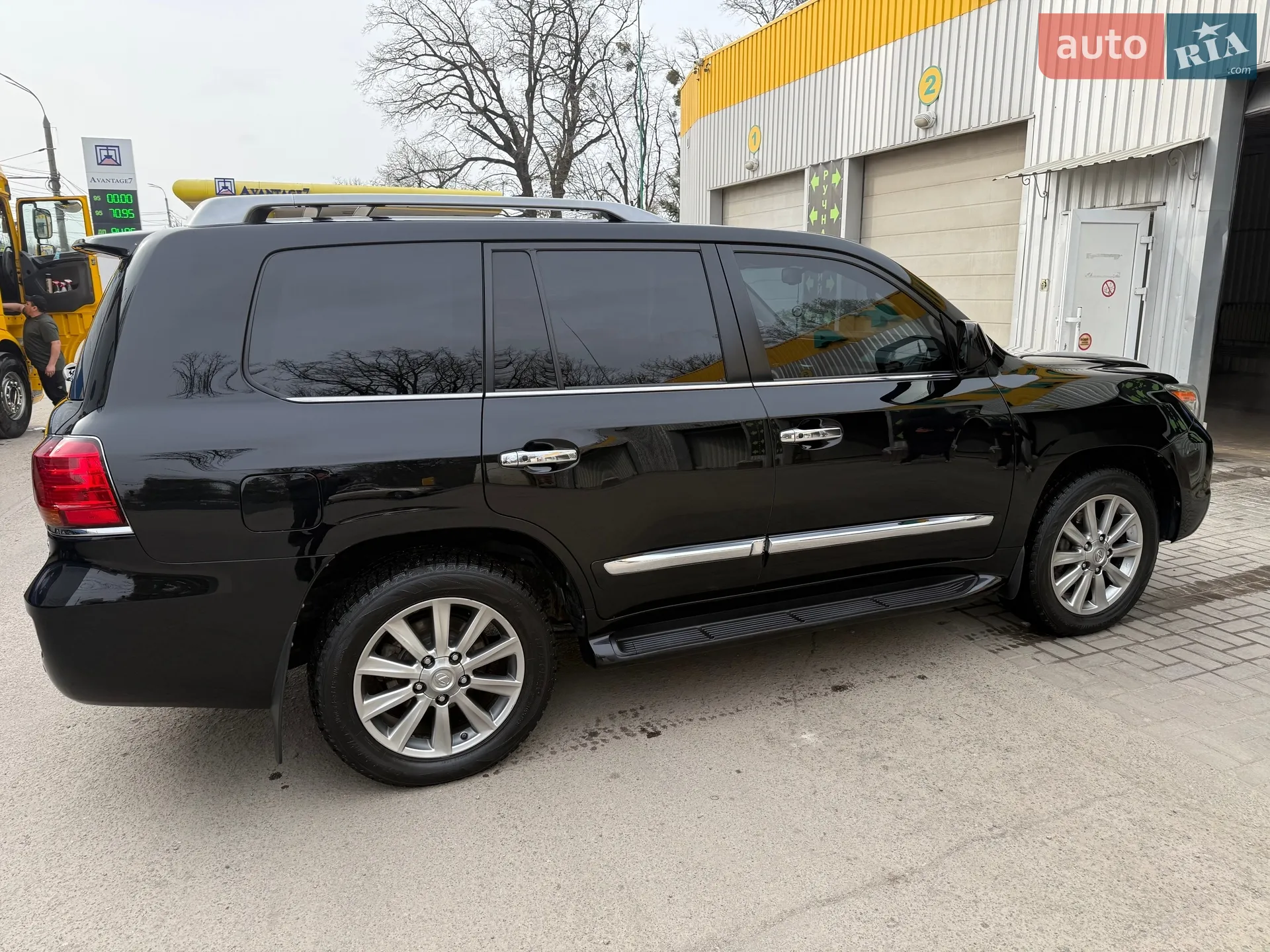 2010 Lexus LX - мініатюра 3