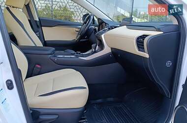 Позашляховик / Кросовер Lexus NX 2015 в 