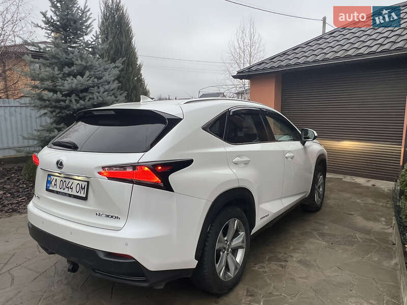 Внедорожник / Кроссовер Lexus NX 2016 в Новых Петровцах