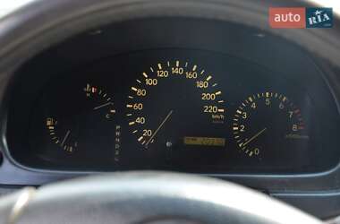 Внедорожник / Кроссовер Lexus RX 2000 в 