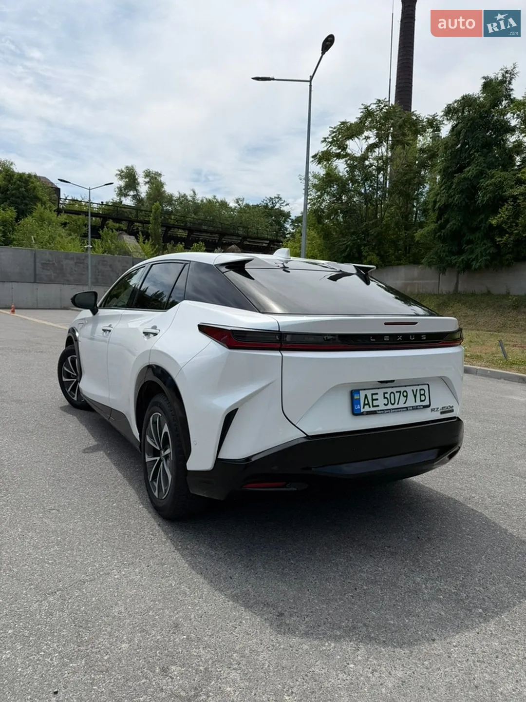 Lexus RZ 2023 VIN JTJAAAAB9PA017825 фото оголошення 3 з 33