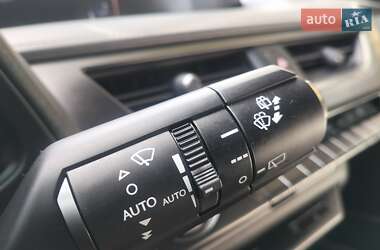Внедорожник / Кроссовер Lexus UX 2023 в 