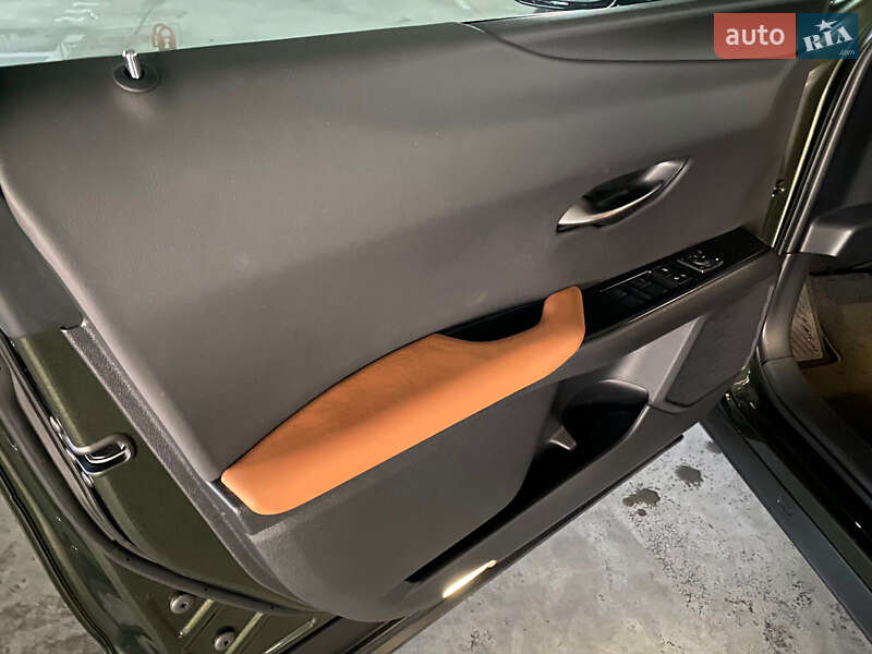 Внедорожник / Кроссовер Lexus UX 2020 в Киеве
