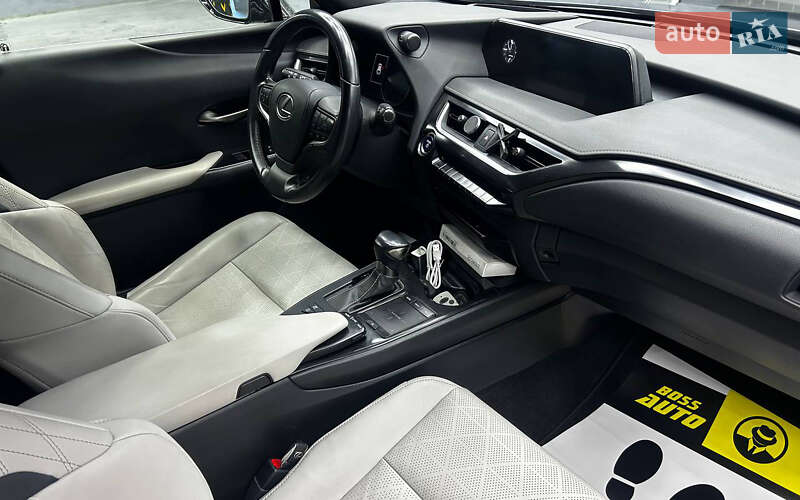 Позашляховик / Кросовер Lexus UX 2019 в Чернівцях