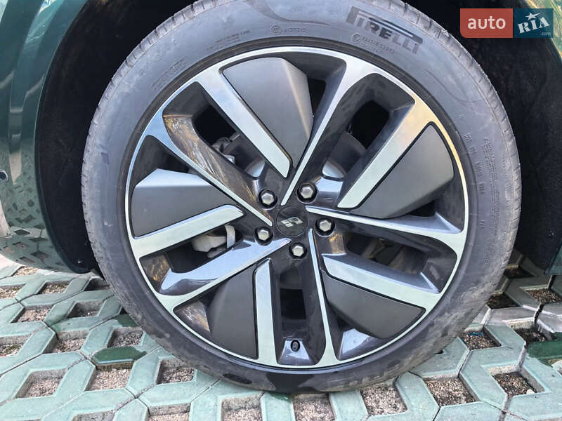 Внедорожник / Кроссовер Li Auto L6 2024 в Киеве