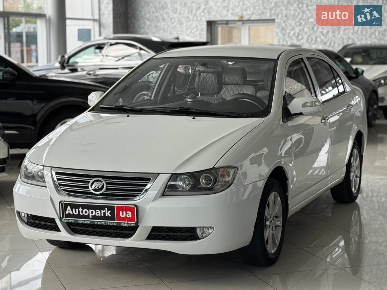 Код товара: 72664
Можливий обмін на будь-яке авто (Trade-in), питання з обміну виключно за телефоном.
Компанія "Автопарк" гарантує професійний супровід угоди та її безпеку.
Надаємо кредит та лізинг на вигідних умовах. Можливе дострокове погашення.
Повну інформацію дивіться у нас на сайті.
У продажу Lifan 620 2012 року - надійний та економічний седан за доступною ціною. Оснащений бензиновим двигуном об'ємом 1.6 л, який забезпечує впевнену динаміку та помірну витрату палива. Механічна коробка передач працює чітко та плавно, дозволяючи повністю контролювати рух. Автомобіль має акуратний текстильний салон, зручну посадку та просторий багажник. Всі системи справні, машина технічно обслуговується та готова до експлуатації. Підійде як для щоденних поїздок містом, так і для далеких поїздок. Кузов у ??хорошому стані, без значних ушкоджень. Можлива перевірка на будь-якому СТО. Телефонуйте для детальної інформації, приїжджайте на огляд та тест-драйв – цей Lifan 620 стане чудовим вибором за свої гроші.