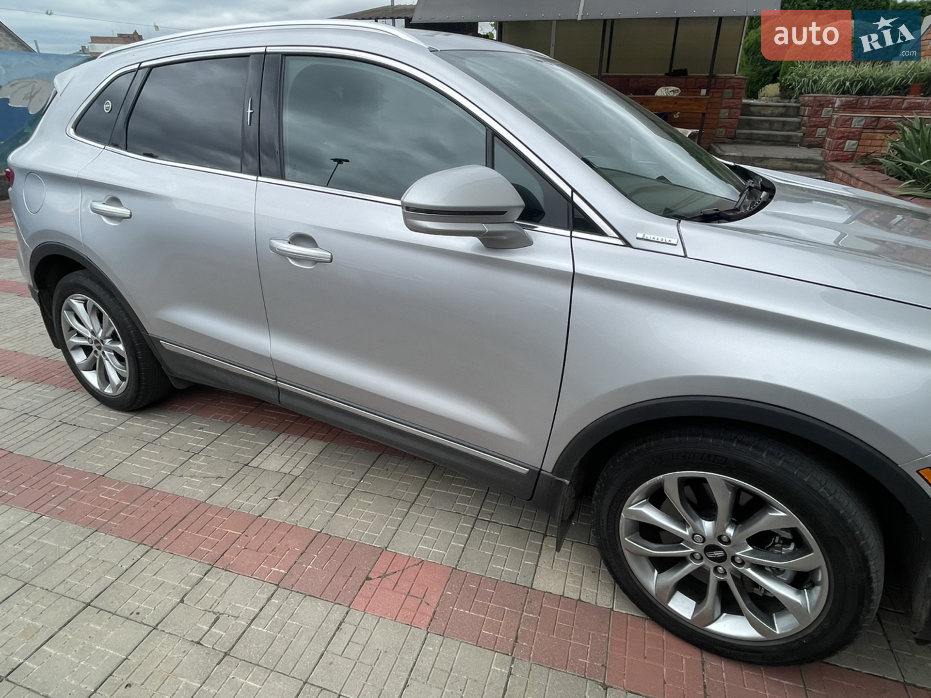 Lincoln MKC 2017 VIN 5LMCJ2D96HUL45948 фото оголошення 4 з 61