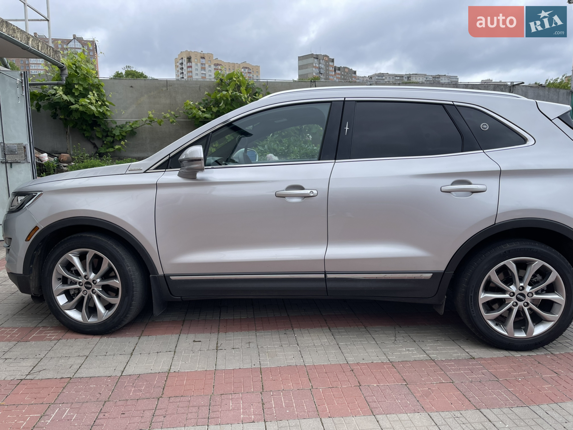 Lincoln MKC 2017 VIN 5LMCJ2D96HUL45948 фото оголошення 8 з 61