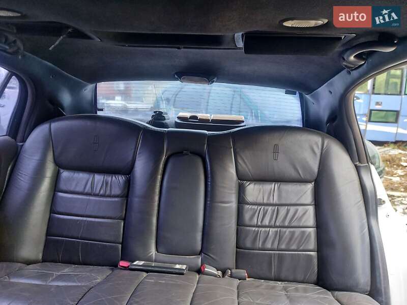 Лимузин Lincoln Town Car 2000 в Ужгороде