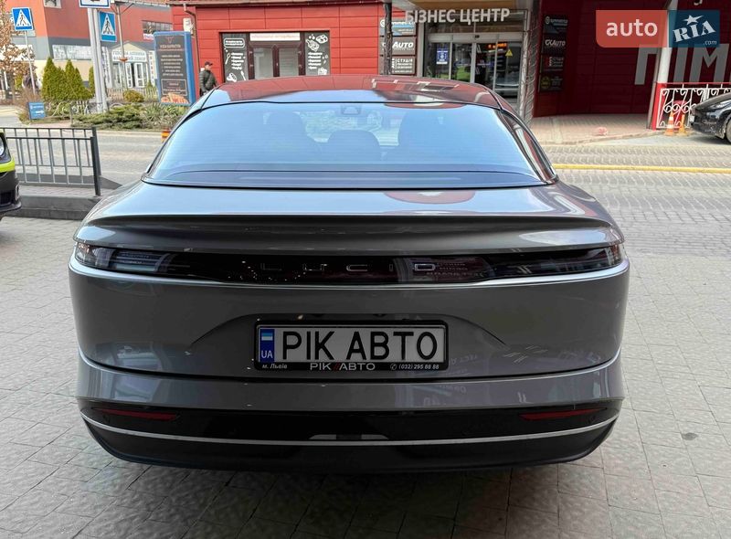 Седан Lucid Air 2022 в Львові