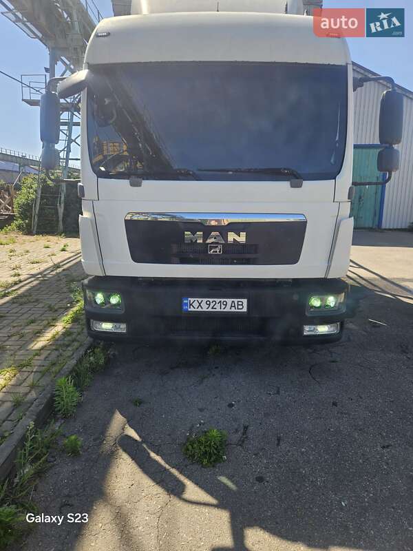Тентований MAN 12.220 2011 в Харкові