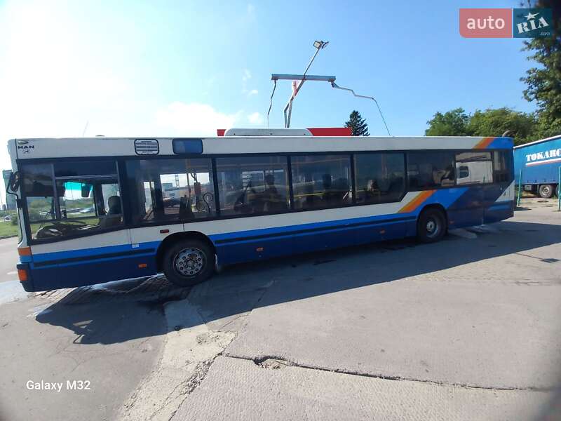 Міський автобус MAN NL 202 1998 в Стрию