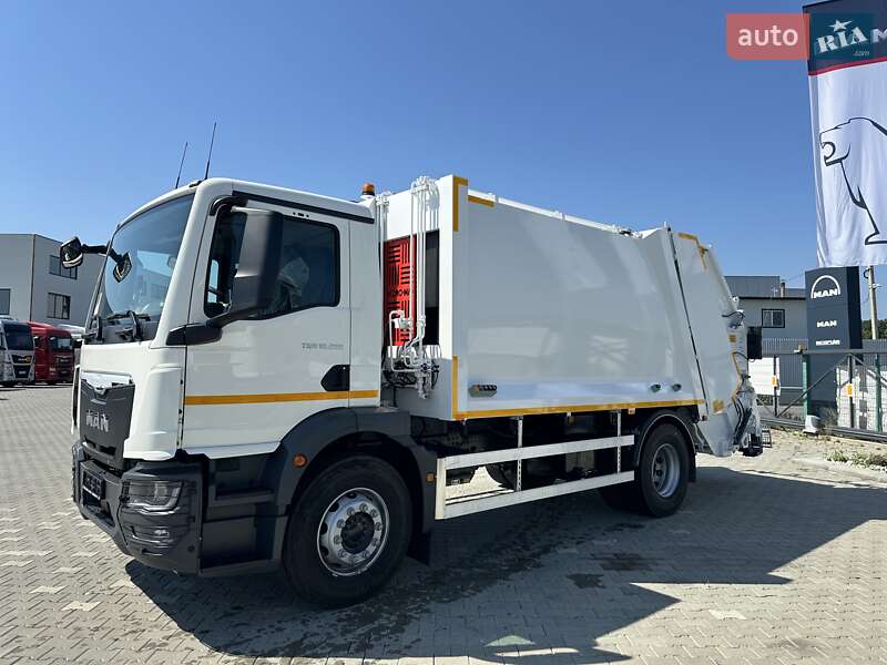 Мусоровоз MAN TGM 2025 в Черновцах
