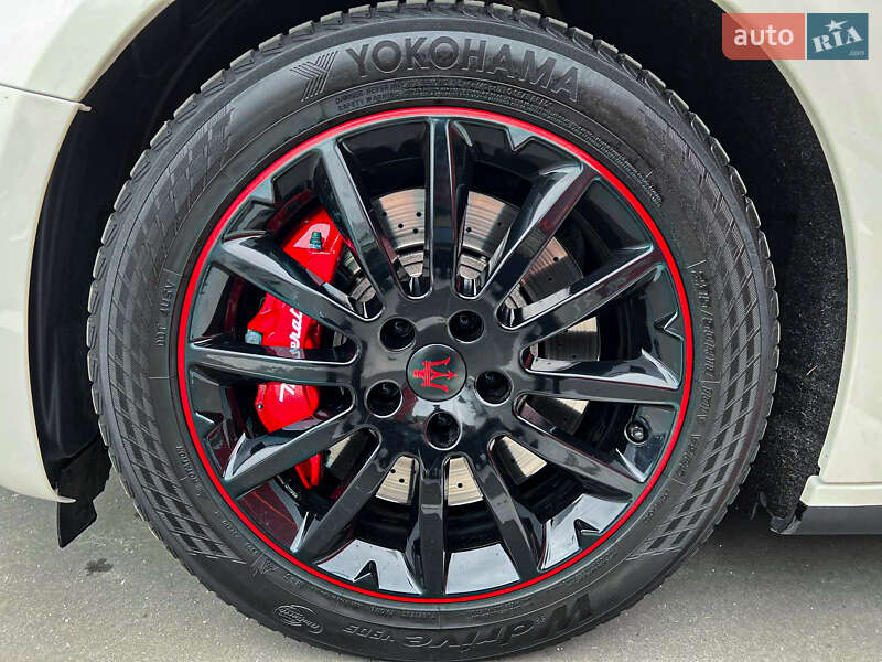 Седан Maserati Ghibli 2015 в Львові