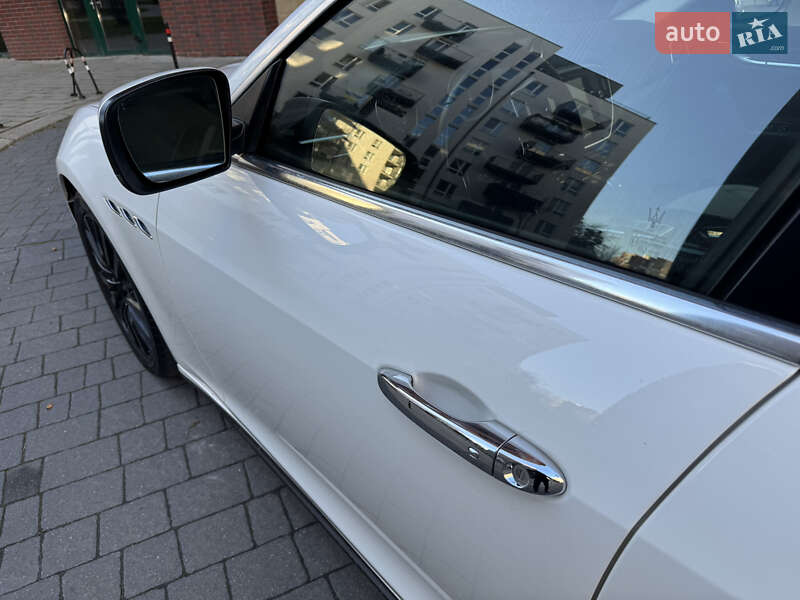Седан Maserati Ghibli 2014 в Львові