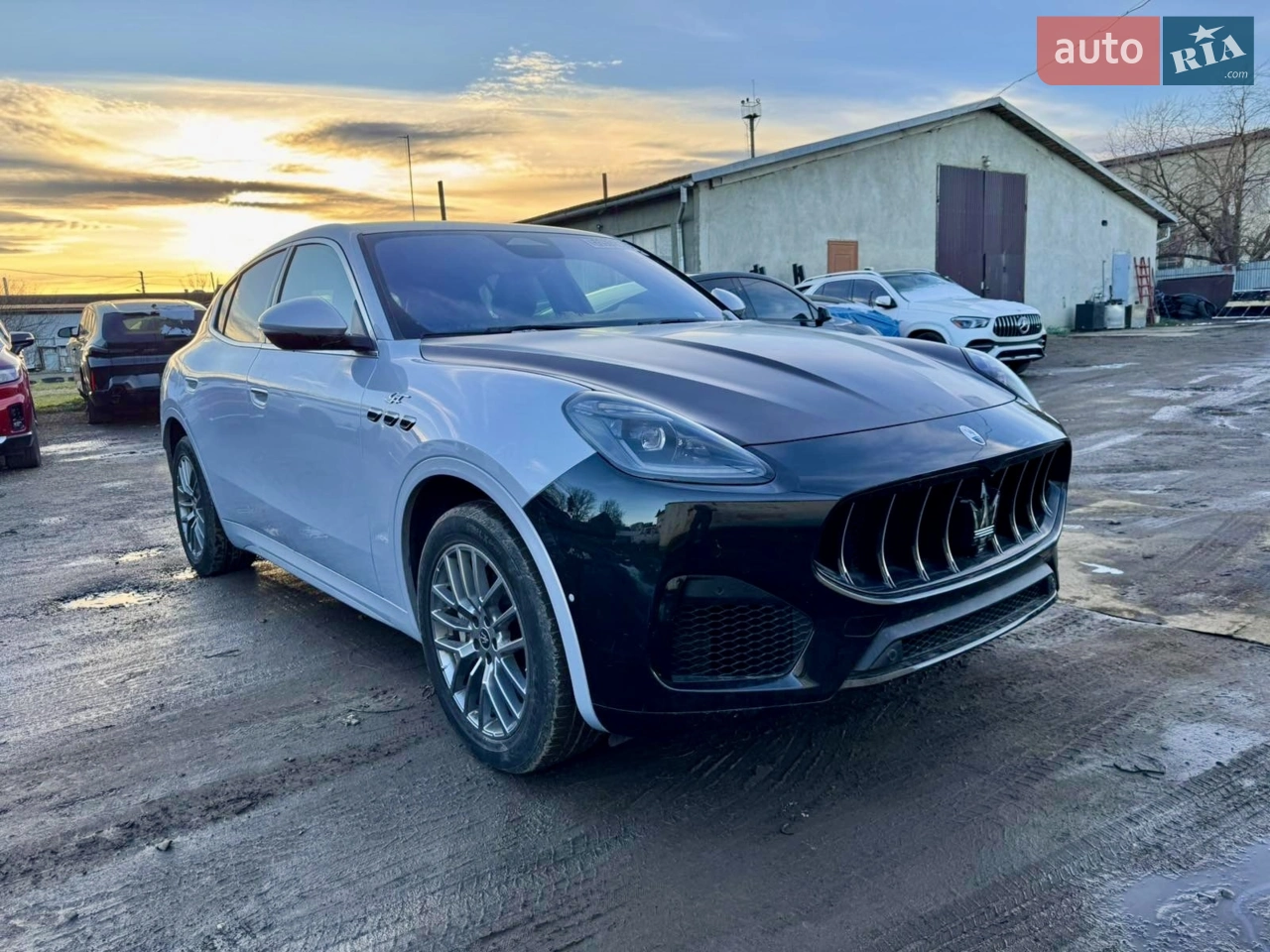 Продаю свіжопригнану 2024 Maserati Grecale GT. 2.0 MHEV. 
Стан -  сів і поїхав. Ціла безпека, в ідеальному стані, під фарбування. 
Обслужена зі штатів. Незначні ушкодження. Ремонт зайняв 2 тижні. Нічого не рихтували. Накинули нові клики, бампер, капот, крило і європейські фари. 
На значний торг я не готовий. 