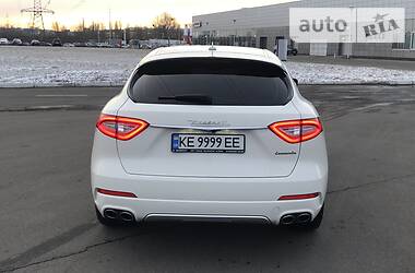 Внедорожник / Кроссовер Maserati Levante 2017 в Киеве