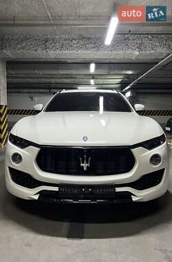 Внедорожник / Кроссовер Maserati Levante 2017 в Киеве