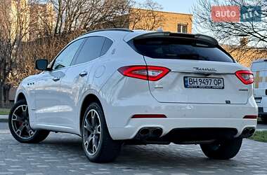 Позашляховик / Кросовер Maserati Levante 2016 в 