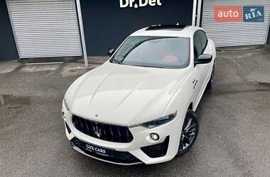 Позашляховик / Кросовер Maserati Levante 2022 в 