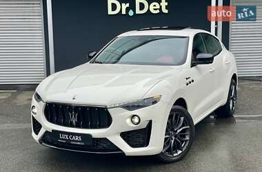 Позашляховик / Кросовер Maserati Levante 2022 в 