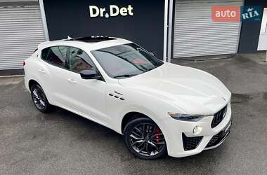 Позашляховик / Кросовер Maserati Levante 2022 в 