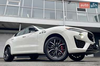 Позашляховик / Кросовер Maserati Levante 2022 в 
