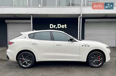 Позашляховик / Кросовер Maserati Levante 2022 в 
