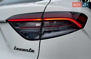 Позашляховик / Кросовер Maserati Levante 2022 в 