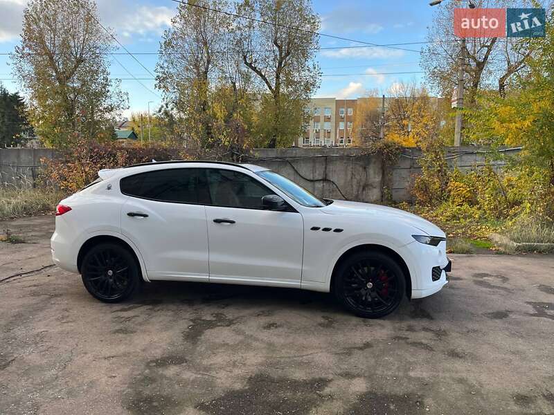 Позашляховик / Кросовер Maserati Levante 2016 в Києві