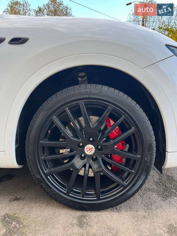 Позашляховик / Кросовер Maserati Levante 2016 в Києві